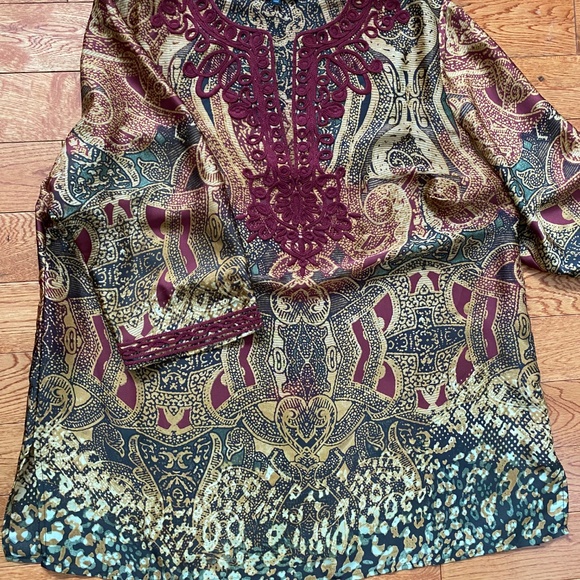 Jones New York woman size 1X satin like tunic top - Picture 3 of 9